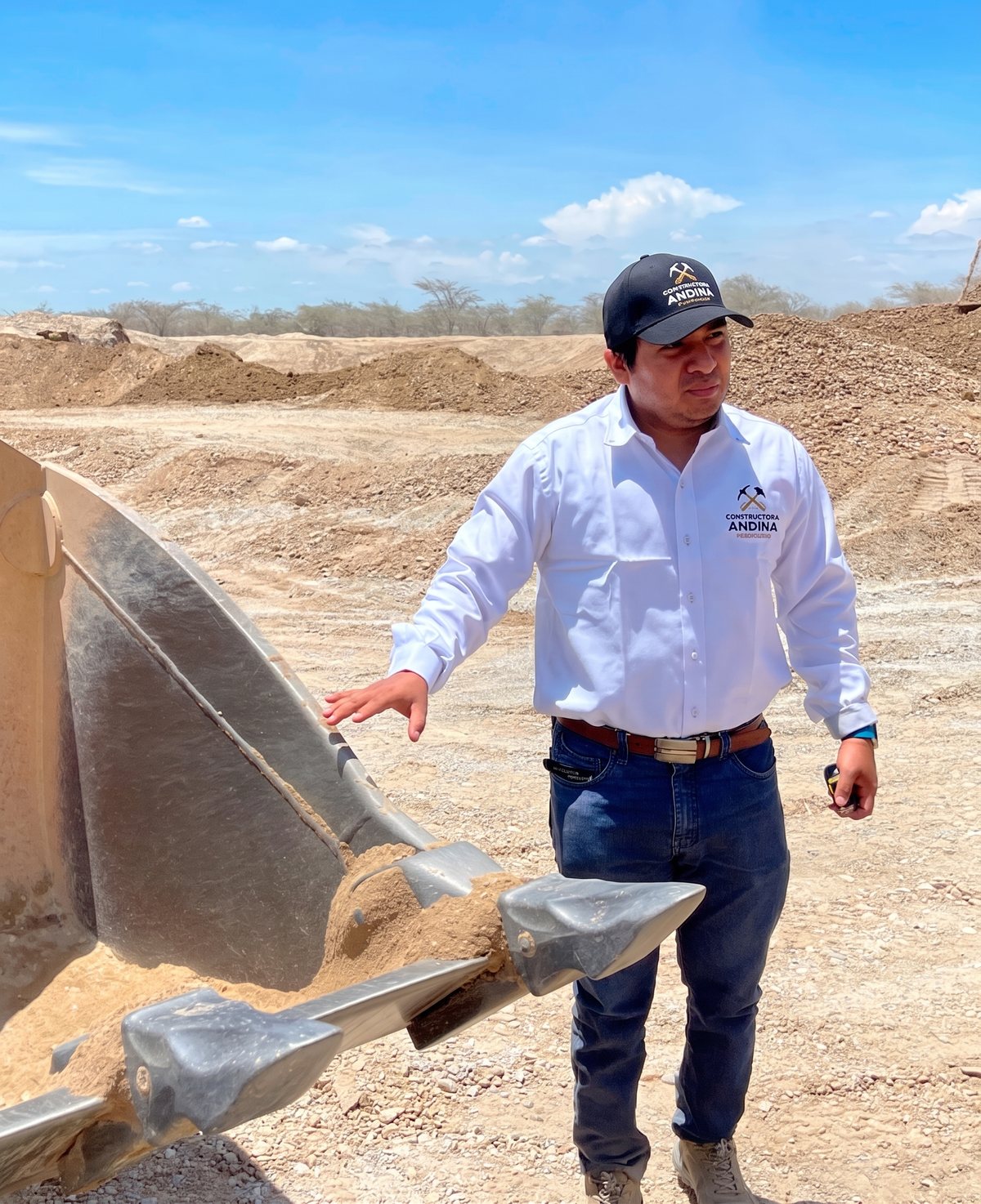 Cliente utilizando un cucharón Petrax en obra